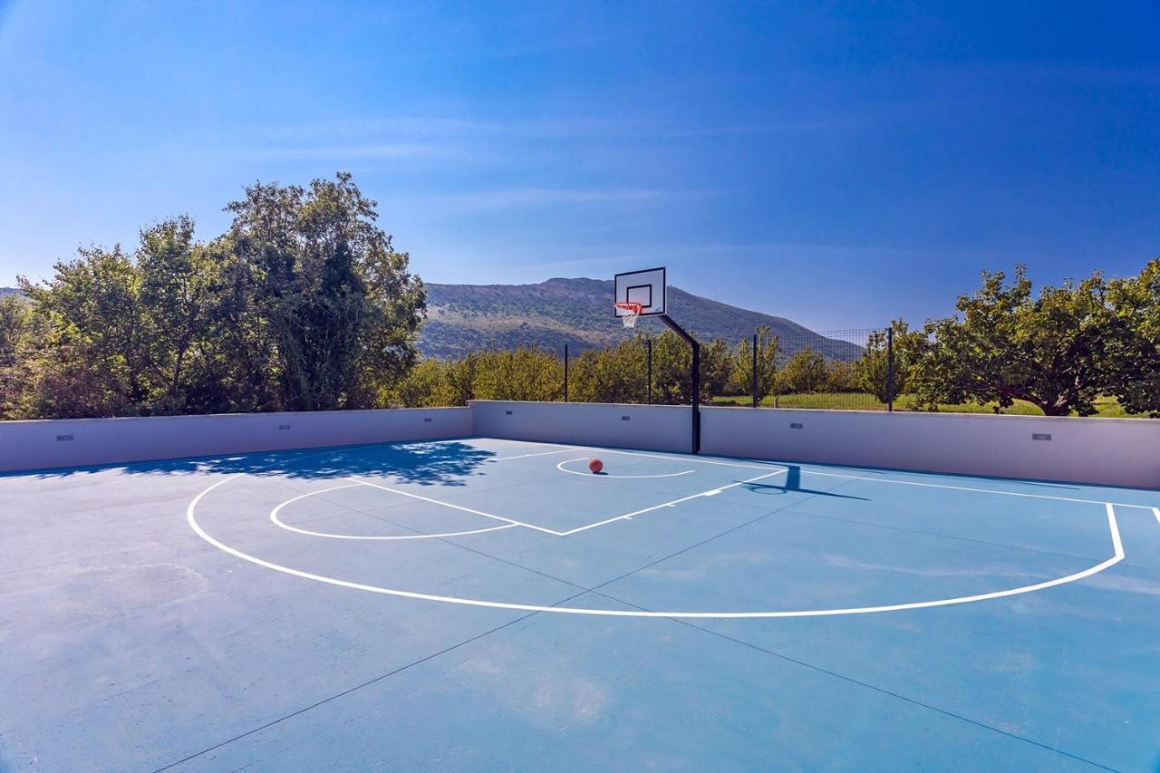 Villa Almic With Heated Pool, 5 Bedrooms, Gaming Room, A Multi-Use Playground Court Omiš Exterior foto