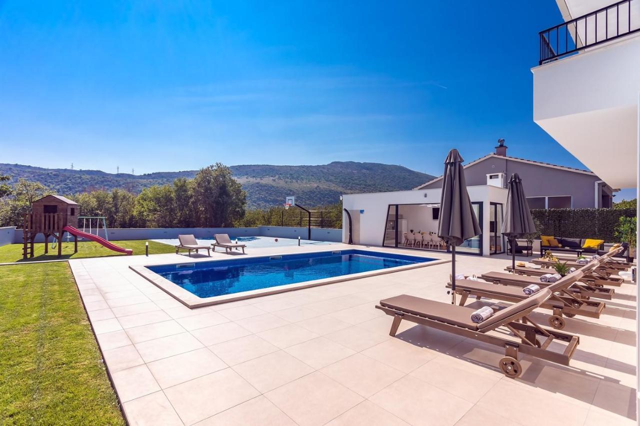 Villa Almic With Heated Pool, 5 Bedrooms, Gaming Room, A Multi-Use Playground Court Omiš Exterior foto