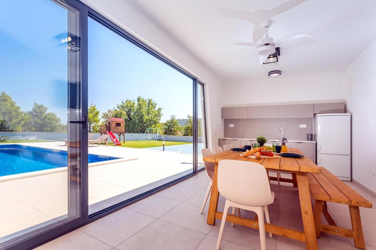 Villa Almic With Heated Pool, 5 Bedrooms, Gaming Room, A Multi-Use Playground Court Omiš Exterior foto