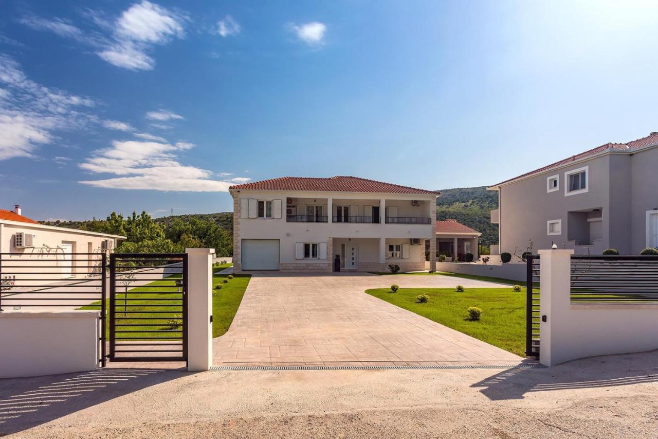 Villa Almic With Heated Pool, 5 Bedrooms, Gaming Room, A Multi-Use Playground Court Omiš Exterior foto