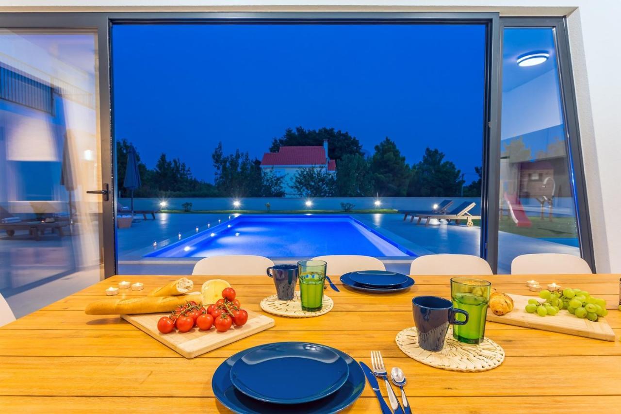 Villa Almic With Heated Pool, 5 Bedrooms, Gaming Room, A Multi-Use Playground Court Omiš Exterior foto