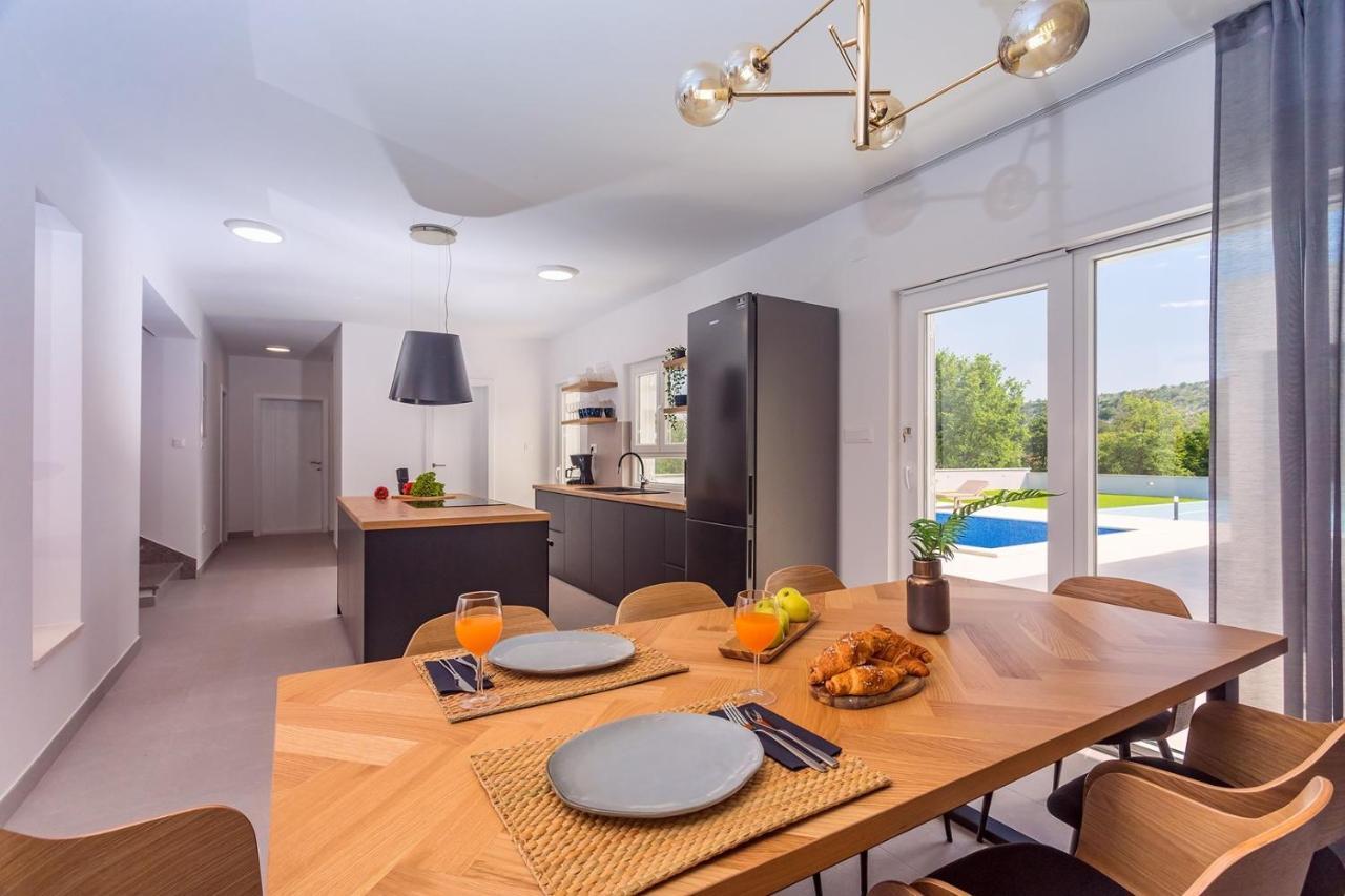 Villa Almic With Heated Pool, 5 Bedrooms, Gaming Room, A Multi-Use Playground Court Omiš Exterior foto