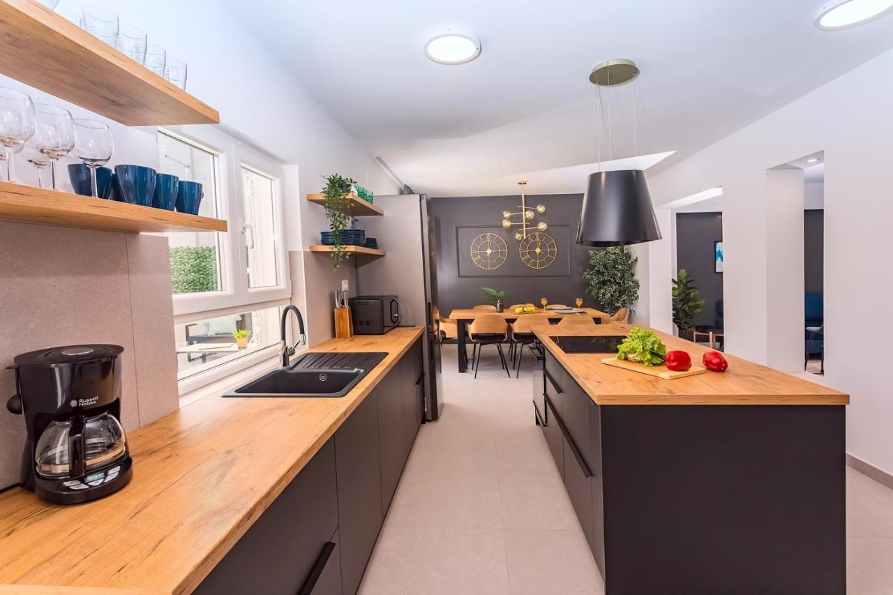 Villa Almic With Heated Pool, 5 Bedrooms, Gaming Room, A Multi-Use Playground Court Omiš Exterior foto