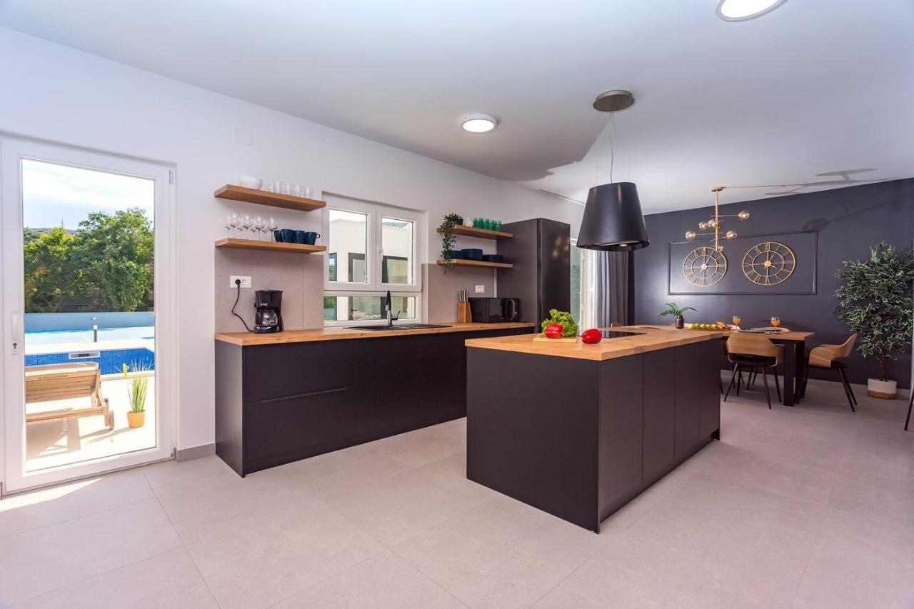 Villa Almic With Heated Pool, 5 Bedrooms, Gaming Room, A Multi-Use Playground Court Omiš Exterior foto