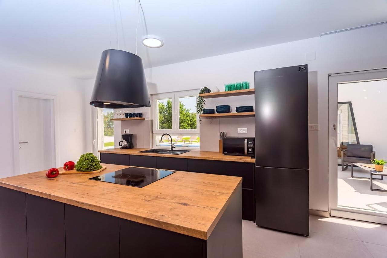 Villa Almic With Heated Pool, 5 Bedrooms, Gaming Room, A Multi-Use Playground Court Omiš Exterior foto
