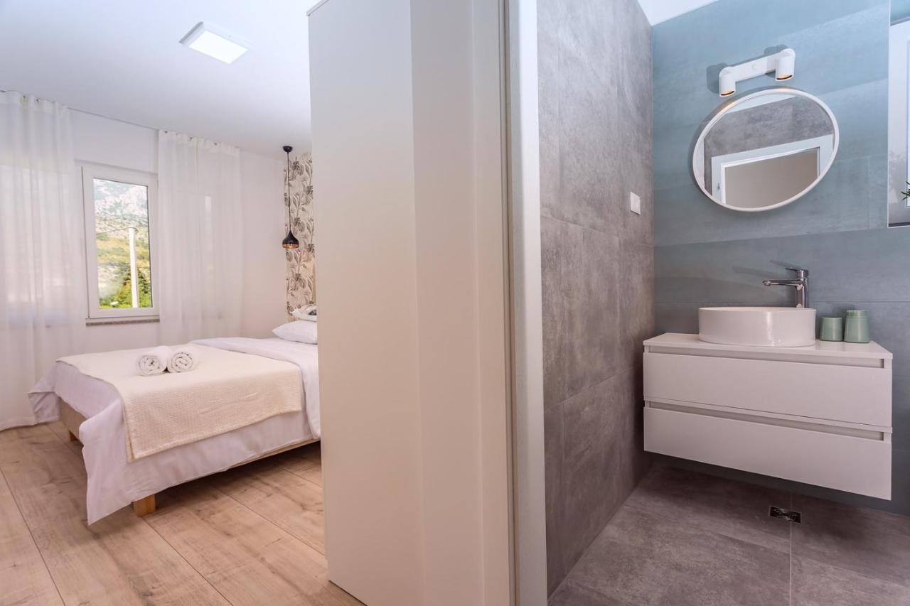 Villa Almic With Heated Pool, 5 Bedrooms, Gaming Room, A Multi-Use Playground Court Omiš Exterior foto